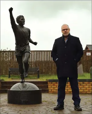  ?? PHOTOGRAPH: COLIN MEARNS ?? Kevin McKenna at the memorial statue to Jimmy Johnstone in Viewpark in North Lanarkshir­e