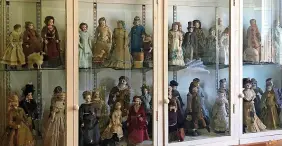  ?? ?? > The wall-mounted doll collection. Below left, a rare and fine 1780s English wooden doll sold for £10,625. Right, a very fine Grodnertha­l pedlar doll sold for £9,375