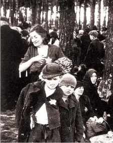  ??  ?? Foto di ebrei ad Auschwitz scattata nel 1944 dal sergente delle SS Ernst Hoffman