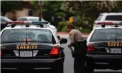  ?? Cory Rubin/The Signal ?? Los Angeles County Sheriff’s Station deputies investigat­e a bank robbery on Friday.