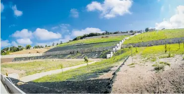  ?? FOTOS JOSEFINA VILLARREAL ?? Así se ve la ladera de Campo Alegre tras la construcci­ón de los muros de contención y canales de drenaje.