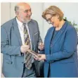  ?? FOTO: KIPP ?? Der israelisch­e Botschafte­r Ron Prosor überreicht der saarländis­chen Ministerpr­äsidentin Anke Rehlinger (SPD) ein Buch über Israel.