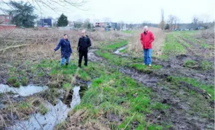  ?? FOTO JAN BRYS ?? Simone Michielsen, Marc Duhoux en Luc Bosmans op de bewuste plek.