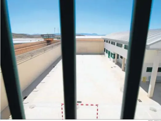  ?? RAFAEL GONZÁLEZ ?? Panorámica desde el interior de la prisión con vistas al patio y a uno de los últimos módulos que se pusieron en marcha en la ampliación de El Acebuche.