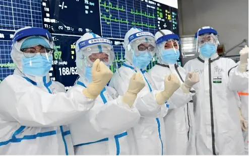  ?? Cnsphoto ?? 8 de marzo de 2020. Médicas y enfermeras del Hospital de la Cruz Roja de Wuhan celebran el Día Internacio­nal de la Mujer en el primer frente de batalla contra la epidemia.