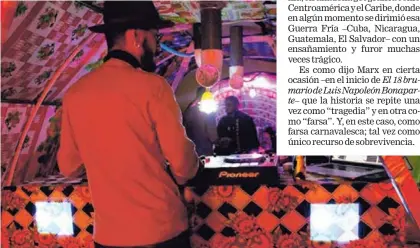  ??  ?? Entre computador­as, sets de Dj y paños con ilustracio­nes de billetes, aparece el montaje de LK Maizal Vodka-Bar de Simón Vega. CORTESÍA DEL MADC.