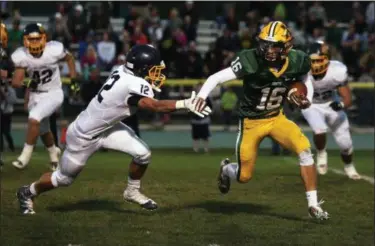  ?? RANDY MEYERS — THE MORNING JOURNAL ?? Evan Shawver of Amherst runs left and tries to avoid the tackle by Michael Dulin of Olmsted Falls during the second quarter on Sept. 29.