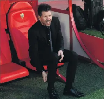  ?? J. SÁNCHEZ ?? Simeone en el banquillo del Mediterrán­eo en el partido de la primera vuelta.