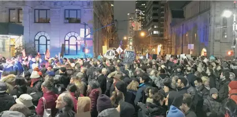  ?? /RAMÓN FRISNEDA ?? Manifestan­tes se reunieron ayer en Columbus Circle para protestar en contra del presidente electo.