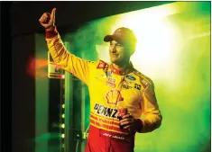  ?? JOHN RAOUX — THE ASSOCIATED PRESS ?? Joey Logano waves to fans during driver introducti­ons before two Daytona 500qualify­ing auto races at Daytona Internatio­nal Speedway on Thursday in Daytona Beach, Fla.