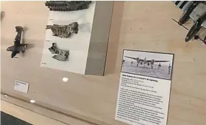  ?? | PHOTO : OUEST-FRANCE ?? Dans cette vitrine, les trois fragments de l'épave de l'avion d'Antoine de Saint-Exupéry, confié à Arc'Antique.