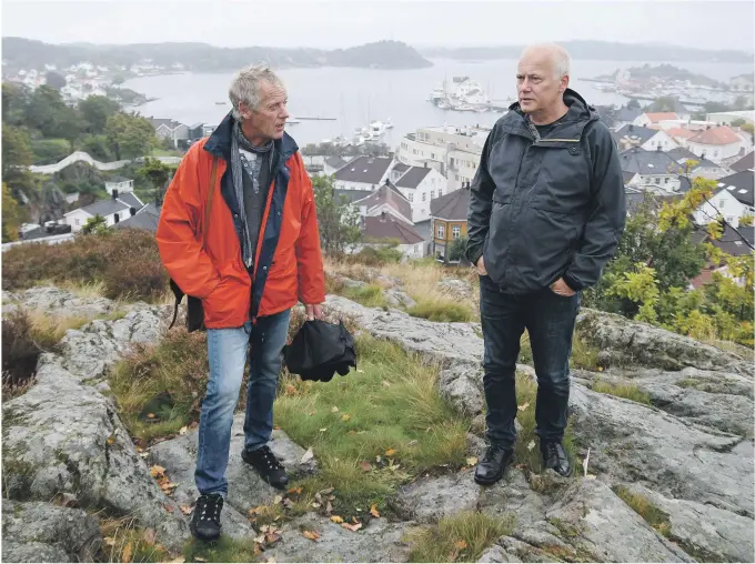  ??  ?? ØKONOMI: Stein Gjulem (t.v.) og Esben Moy foreslår å bygge en mølle på Møllerheia. Nå blir det trolig en debatt om kostnaden på et slikt prosjekt.