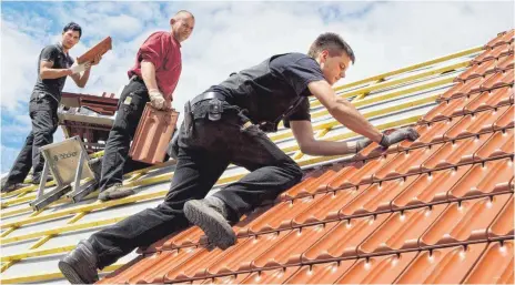  ?? FOTO: MICHAEL REICHEL/DPA ?? Seriöse Dachdecker machen keine Haustürges­chäfte, warnt die Dachdecker­innung Reutlingen.