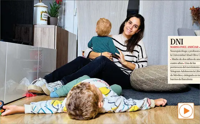  ?? ARABA PRESS ?? Marina Fernández Andújar, profesora de universida­d, con sus hijos de uno y cuatro años en el salón de su casa de Barcelona.