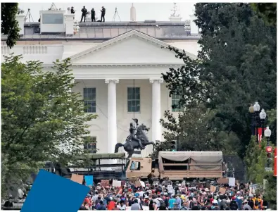  ?? REUTERS ?? Camiones militares bloquean el camino de una manifestac­ión hacia la Casa Blanca/