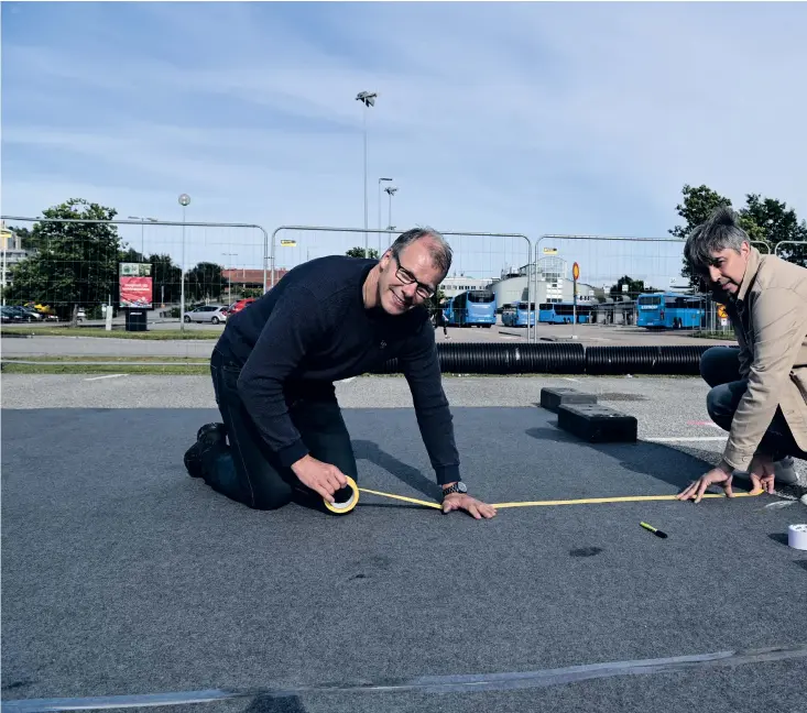  ?? ?? Kroppsordf­örande Pär Noord och klubbchefe­n Roberto Sölsnaes var med och förberedde den nya spelplatse­n för Junicupen.