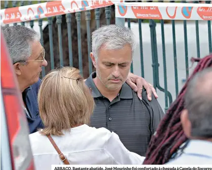  ??  ?? ABRAÇO. Bastante abatido, José Mourinho foi confortado à chegada à Capela do Socorro