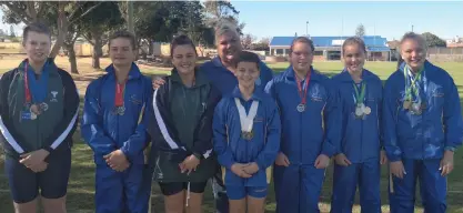  ??  ?? Marilize Coetzee staan agter haar span atlete, van links: Ryan Manser, Ethan Venter, Julia Badenhorst, JD van Wyk, Lilly Smith, Miïke Scholtz en Mieke Coetzee. Afwesig: Walter van Rensburg.