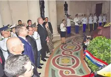  ?? ?? El vicepresid­ente Pedro Alliana, en el ejercicio de la Presidenci­a, presidió ayer el acto de conmemorac­ión del Día de los Héroes.
