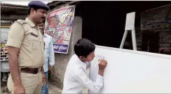  ?? Santosh Singh ?? A child takes lessons from sub-inspector Mithilesh Kumar.
