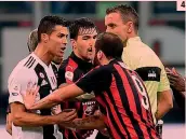  ??  ?? ● Romagnoli e Chiellini provano a calmare Gonzalo Higuain durante Milan-Juve GETTY Il rigore calciato dal Pipita è deviato sul palo da Szczesny Le proteste plateali dell’argentino per il fallo di mano di Benatia in area, punito col rigore solo dopo il consulto coi Var Discussion­e accesa anche con Cristiano Ronaldo, sotto gli occhi dell’arbitro Mazzoleni PHOTOVIEWS Il momento dell’espulsione AP ●