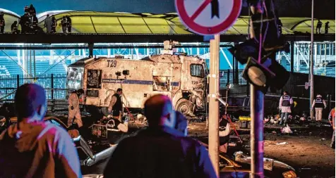  ?? Foto: Ozan Kose, afp ?? Spuren des Terrors: Vor der Istanbuler Vodafone Arena starben dutzende Polizisten kurz vor Dienstende nach dem Erstligasp­iel.