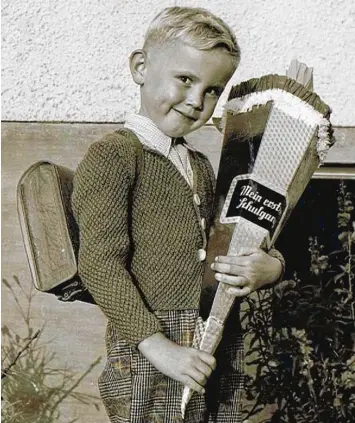  ?? Foto: Lintner ?? Peter Lintner freute sich 1959 über seine Schultüte. Im Ranzen waren eine Schieferta­fel und eine Holzbox mit Griffel.