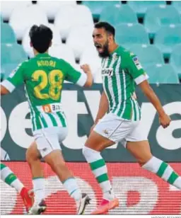  ?? ANTONIO PIZARRO ?? Borja Iglesias celebra con Rodri su gol de penalti.