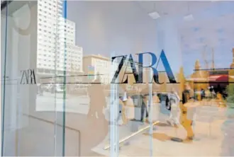  ?? REUTERS ?? El logo de Zara en la tienda de la madrileña plaza de España.