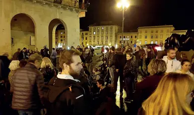  ??  ?? Sopra, il sit-in organizzat­o dall’ex assessore Dario Danti davanti al Comune. Accanto, l’addetto del Comune con l’idropulitr­ice che ha bagnato il selciato facendo alzare tutti