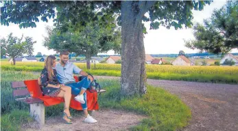  ?? FOTO: MG RTL D ?? Daniel zeigt Nadine bei ihrem Besuch in Bad Saulgau seine Heimat.