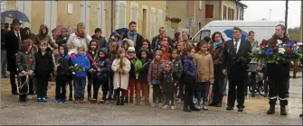  ??  ?? Les enfants de l’école prêts à entonner la Marseillai­se