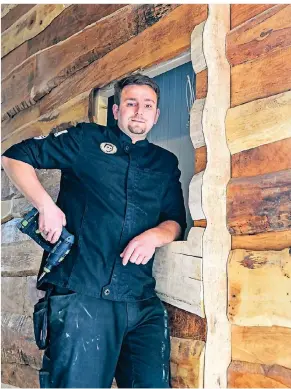 ?? RP-FOTO: PRÜMEN ?? Fleisch-sommelier Christian Holz schraubt Eichenbohl­en an die Wand, die seiner gastronomi­schen Metzgerei einen rustikalen Charakter verleihen sollen.