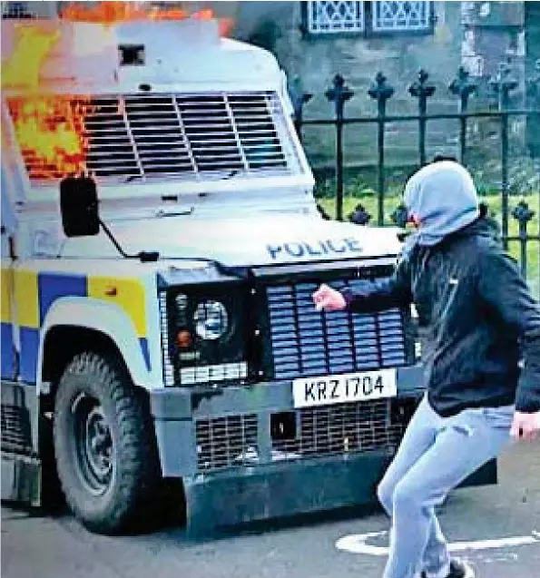  ?? Picture: ALAN LEWIS/PHOTOPRESS BELFAST ?? Sectarian flare-up: A police Land Rover is attacked by republican­s in Derry at Easter