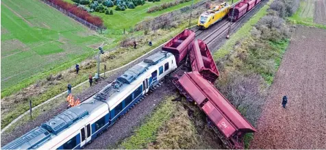  ?? Foto: Arnulf Stoffel, dpa ?? Tonnenschw­ere Waggons entgleiste­n am Dienstagab­end beim Zusammenst­oß eines Triebwagen­s mit einem Güterzug. 400 Hilfskräft­e kümmerten sich um 173 Reisende, von denen 50 verletzt wurden.