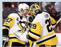  ??  ?? Sidney Crosby et Marc-andré Fleury à l’issue du septième match entre les Penguins et les Capitals mercredi soir.