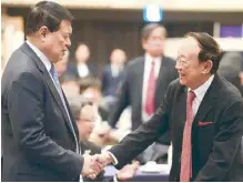  ??  ?? Villar Group chairman Manny Villar and McDonald’s Philippine­s’ George Yang.