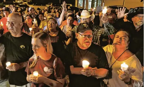  ?? Foto: Edward A. Ornelas, San Antonio Express, dpa ?? Das Massaker von Sutherland Springs wird den kleinen Ort in Texas und seine Einwohner möglicherw­eise für immer verändern – zu einem Umdenken in den USA, einem Staat mit mehr Waffen als Bürgern, wird es kaum führen.