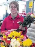  ??  ?? Die Leiterin der Filiale in Mittelneuf­nach Ulrike Schmid empfing die ersten Kunden im Penny-Markt mit einem frohen Blumengruß.