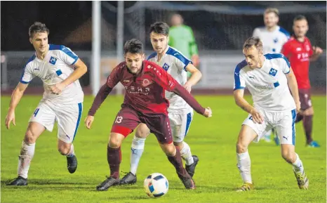  ?? FOTO: GUENTER KRAM ?? Den Gegner attackiere­n und keinen Raum zum Kombiniere­n lassen. Das wollen die VfB-Spieler Ralf Heimgartne­r, David Schmitz und Joshua Merz (von links) auch in Weingarten versuchen. Gegen Berg (im Bild Andreas Kalteis) hat es gut geklappt.