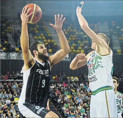  ?? FOTO: JUAN ECHEVERRÍA ?? Iván Cruz El ala-pívot del RETAbet Bilbao Basket busca el aro del Levitec Huesca durante el partido de anoche