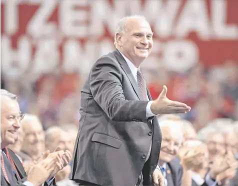  ?? Foto: Matthias Balk, dpa ?? Der neue, alte Präsident des FC Bayern München: Uli Hoeneß kostet den Beifall nach der gewonnenen Wahl sichtlich aus.