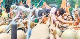  ?? SUNIL/HT PHOTO ?? BJP workers trying to cross the barriers setup by the police in Lucknow on Thursday.