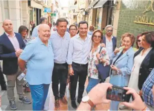  ?? // J. M. G. ?? Moreno junto a Fernández en pleno Centro de Lucena ayer