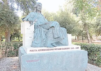  ??  ?? Estatua de Nizami. En Villa Borghese, Roma, donada por Azerbaiyán en 2012.
