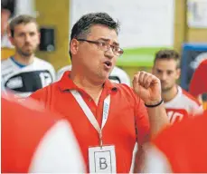  ?? FOTO: VOLKER STROHMAIER ?? Ein alter Bekannter kehrt zurück: Gabriel Senciuc wird neuer Trainer beim abstiegsbe­drohten Handball- Württembge­rligisten TSV Bad Saulgau und löst Csaba Horvath ab.