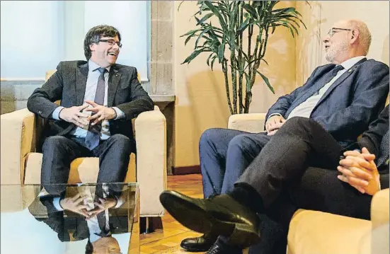  ?? DAVID AIROB / ARXIU ?? El president Carles Puigdemont i el fiscal general de l’Estat, José Manuel Maza, en una reunió feta el maig