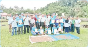  ??  ?? PARA peserta Kursus Penyedian Makanan di Peringkat Ladang bersama Shamsudin dengan para penceramah.