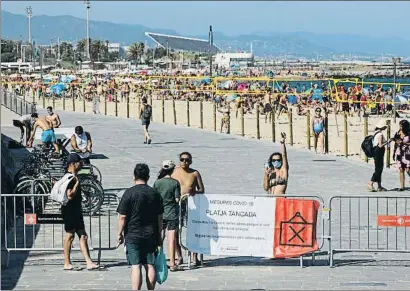  ?? ÀLEX GARCIA ?? También ayer la afluencia masiva de gente obligó a cerrar tres playas de Barcelona