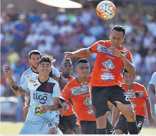  ??  ?? DERROTA. Alianza perdió su primer partido desde mayo del año pasado, al caer ante Audaz, en San Vicente, y ver frenado su invicto en 42 juegos.